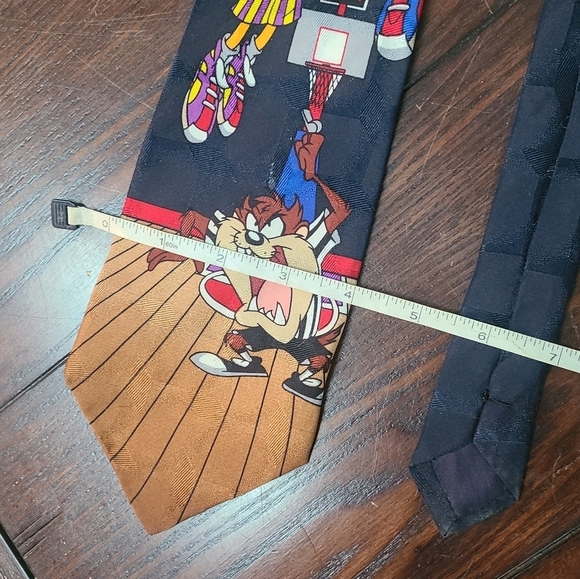 1996 Looney Tunes Mania 100% Silk Tie 👔 - Picture 5 of 9